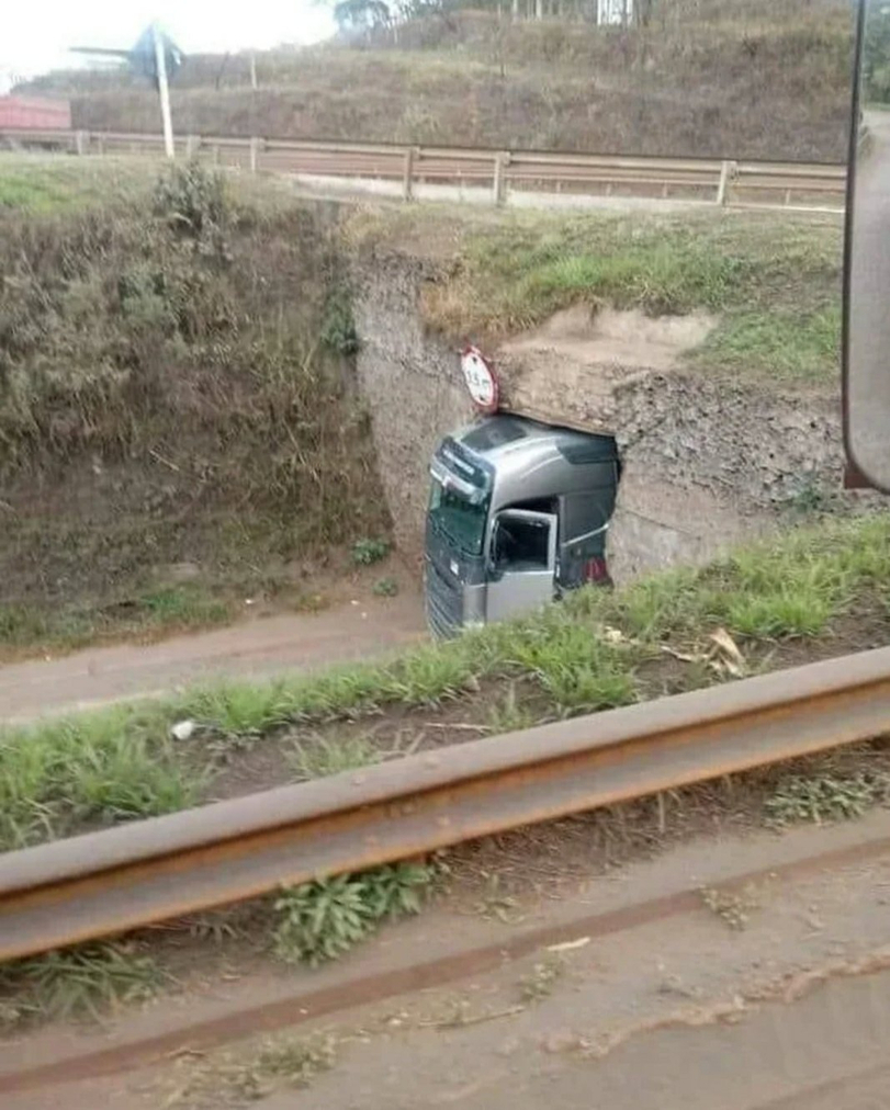 Kamaz crawls out of its hole after a long winter hibernation - Truckers, Tunnel