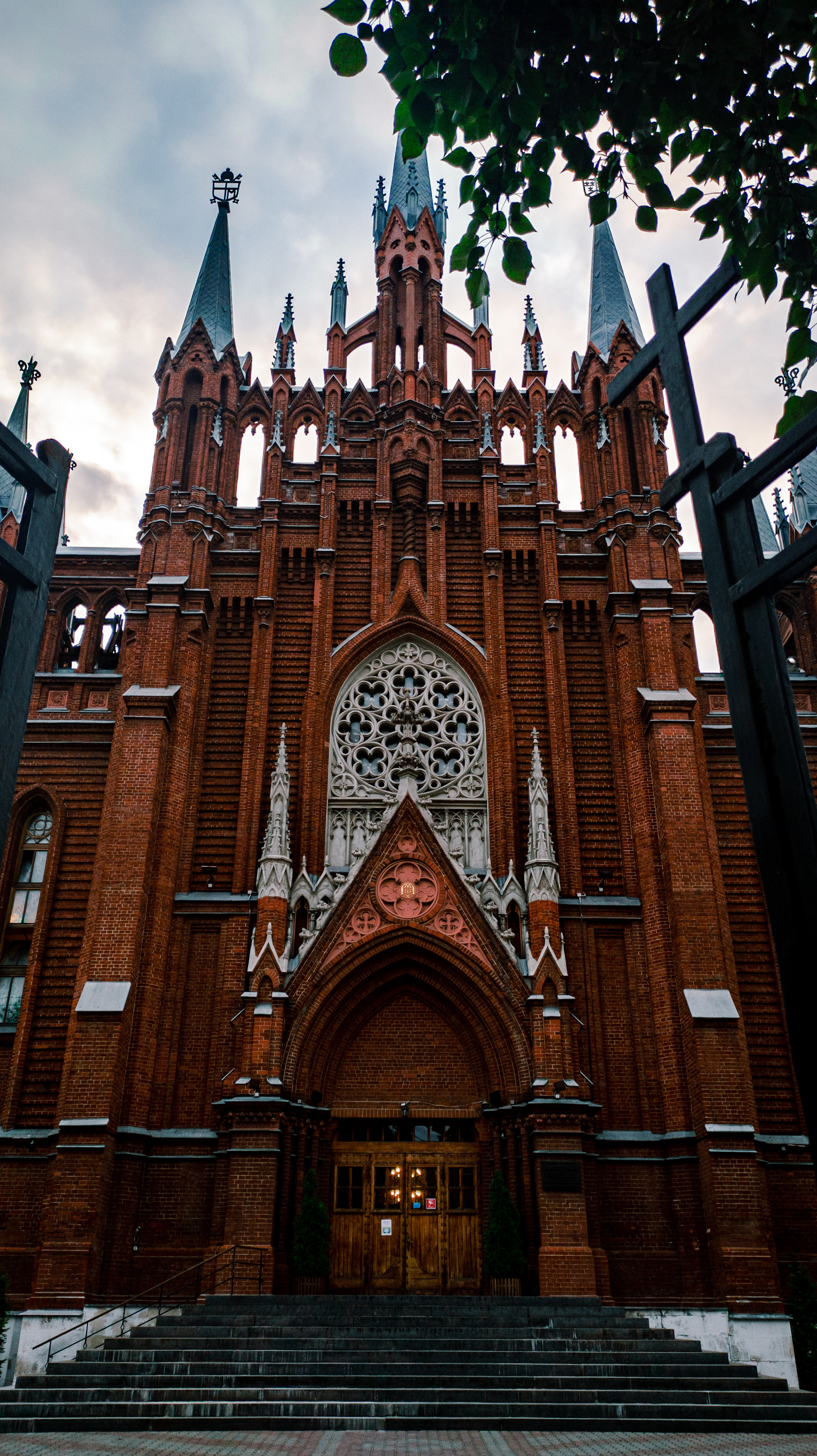 Gothic in the center of Moscow. Roman Catholic Cathedral of the Immaculate Conception of the Blessed Virgin Mary - My, Mobile photography, Xiaomi Redmi Note 7, Google Camera, Lightroom mobile, Longpost, Cathedral, Gothic, Moscow