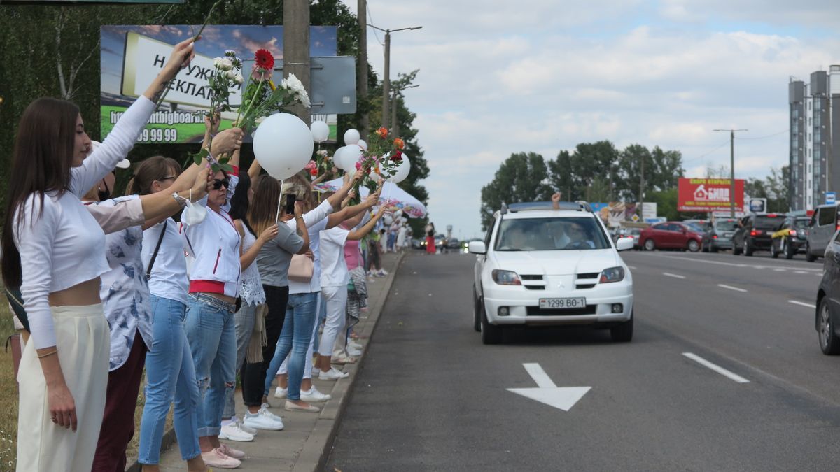 Сотни женщин в белом вышли в Барановичах на акцию против насилия. Много  фото | Пикабу