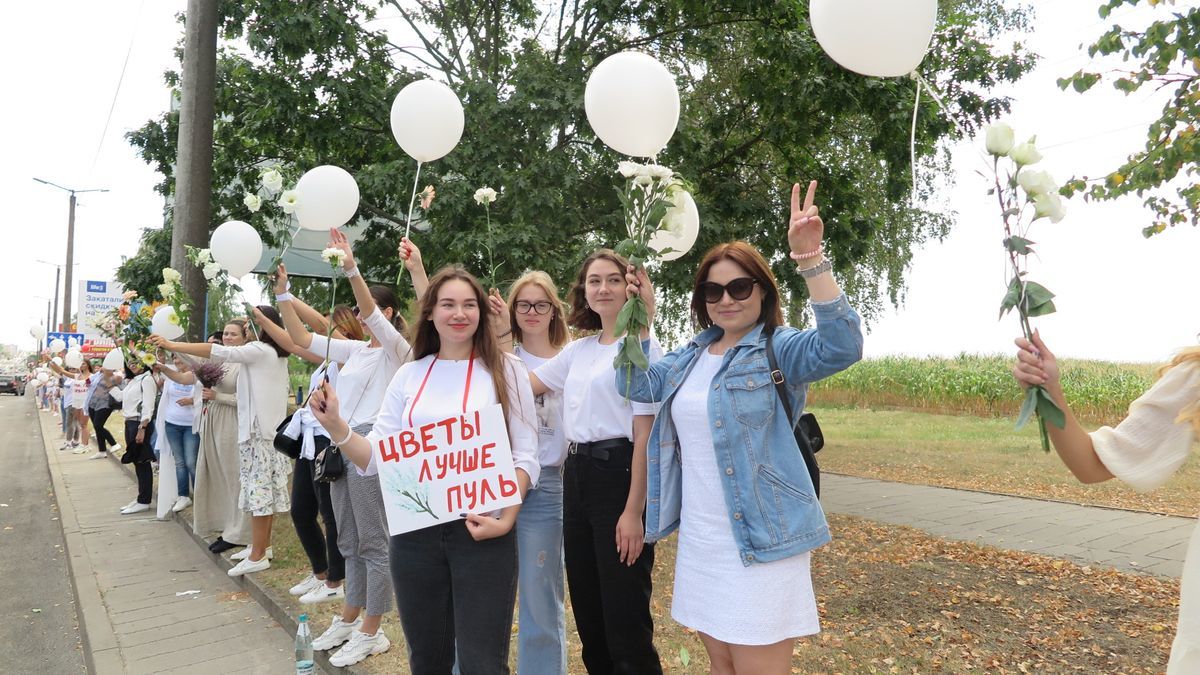 Сотни женщин в белом вышли в Барановичах на акцию против насилия. Много  фото | Пикабу