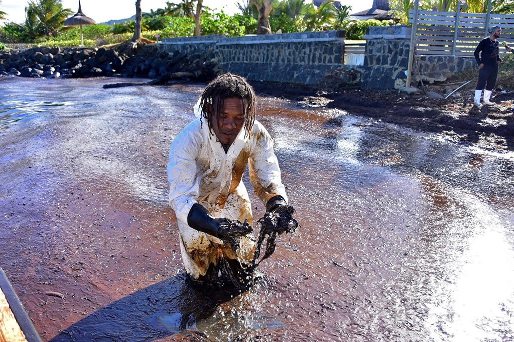 Oil pipeline: They are trying to save Mauritius from disaster - news, News, Indian Ocean, Ecological catastrophy, Oil spill, Ship, Damage, Negative, Longpost