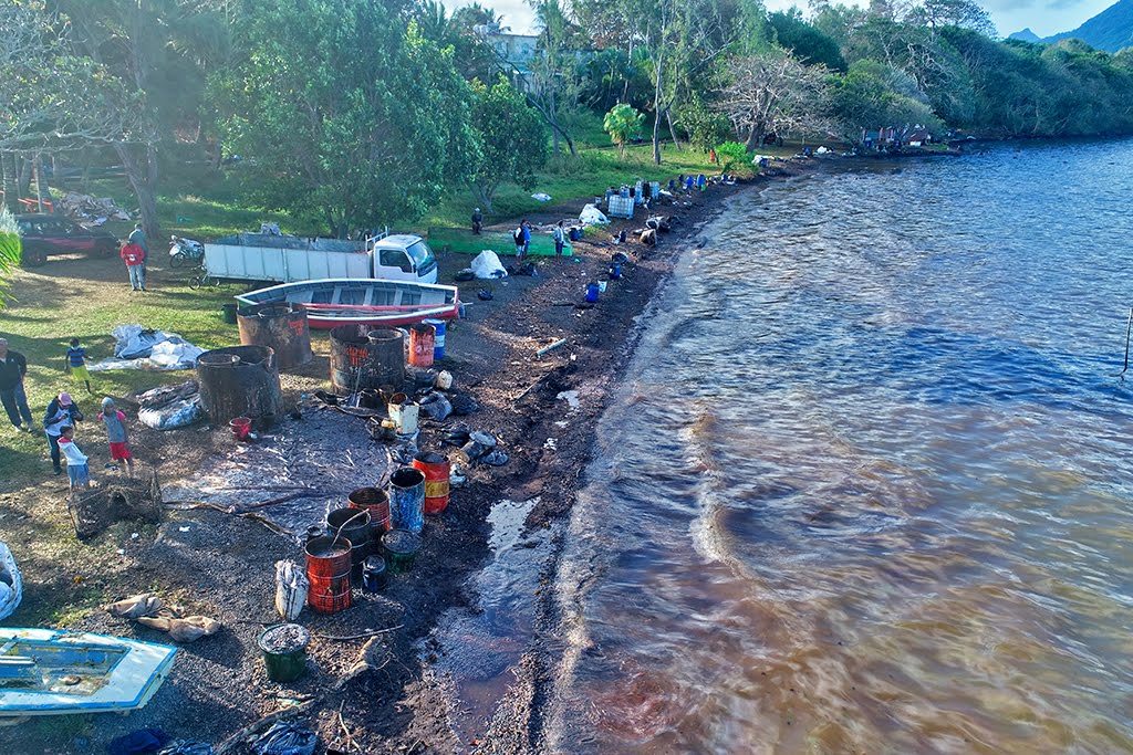 Oil pipeline: They are trying to save Mauritius from disaster - news, News, Indian Ocean, Ecological catastrophy, Oil spill, Ship, Damage, Negative, Longpost