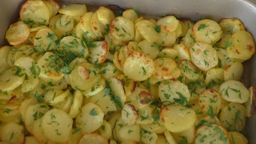 Молодая картошка, запеченная в духовке с чесноком