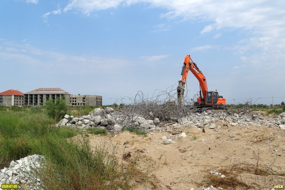 Bailiffs completed the first demolition of illegal high-rise buildings on Blagoveshchenskaya Spit - My, Anapa, Longpost, Dismantling