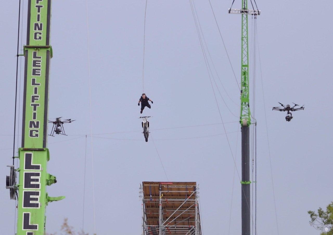 Tom Cruise performs incredible motorcycle stunt at 500 feet for Mission: Impossible - Tom Cruise, Ethan Hunt, mission Impossible, Motorcycles, Deadly Stunt, Actors and actresses, Longpost, Celebrities, Moto