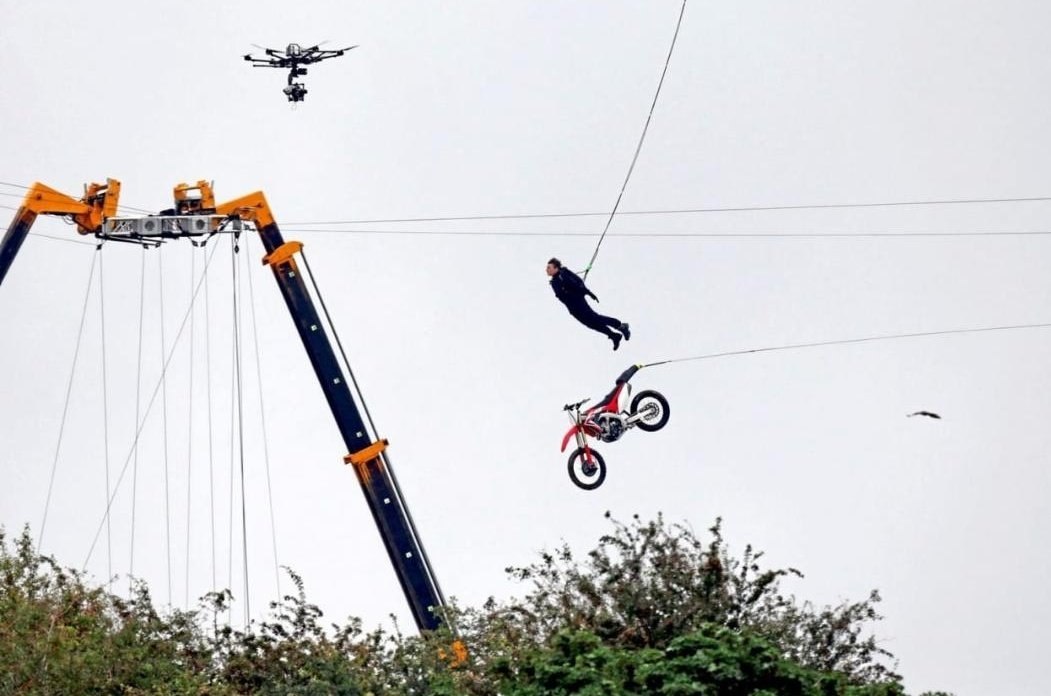 Tom Cruise performs incredible motorcycle stunt at 500 feet for Mission: Impossible - Tom Cruise, Ethan Hunt, mission Impossible, Motorcycles, Deadly Stunt, Actors and actresses, Longpost, Celebrities, Moto