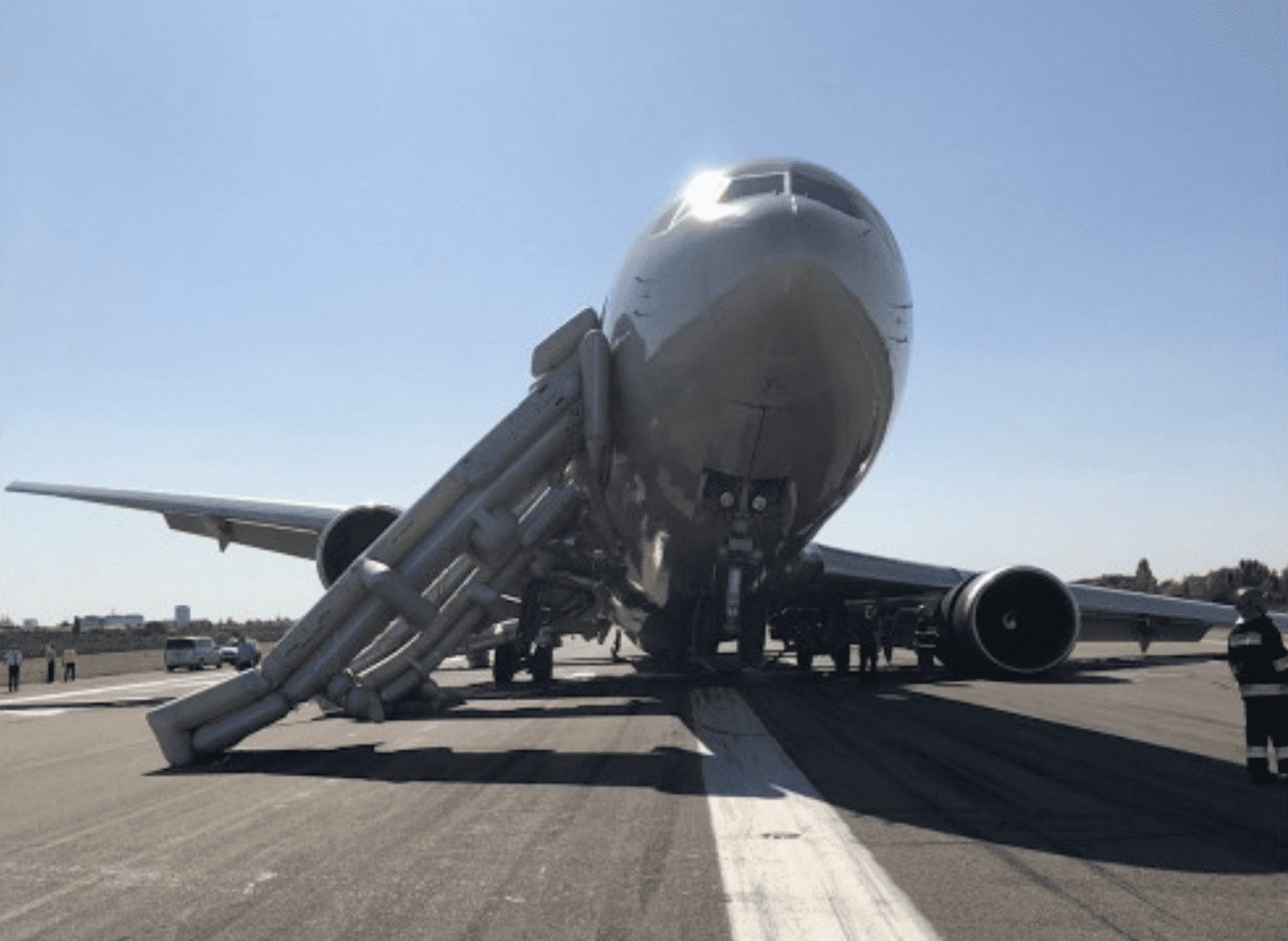 The landing gear of a Boeing 767-300ER broke down - Aviation, Boeing, Boeing 767, Incident, Chassis, Romania, Bucharest, Emergency landing, Video, Longpost