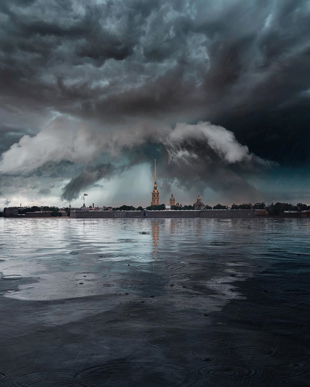 Severe look - The photo, Peter-Pavel's Fortress, Saint Petersburg, Neva, The clouds