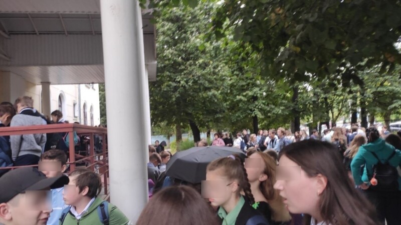 Some Russian schools have queues due to temperature checks - School, Sanitary standards, Negative, Permian, Chita, Rostov-on-Don, Video, Longpost, Queue, Crowd