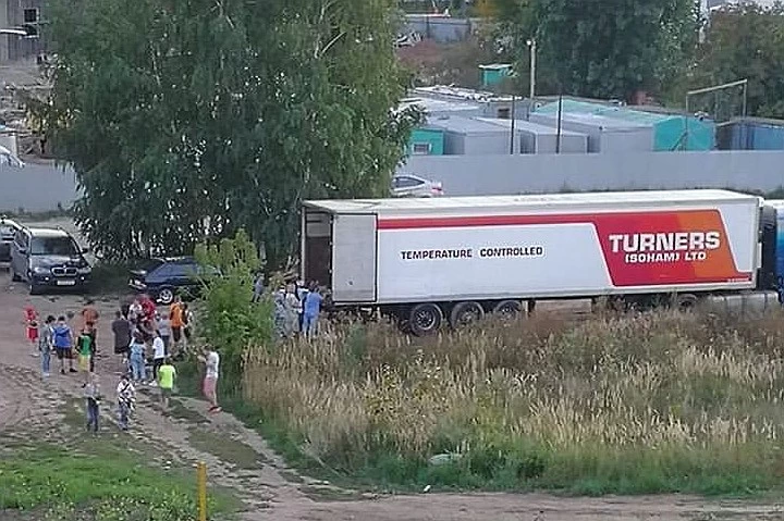 It was a joke... In Kazan, residents of a microdistrict dismantled a truck of watermelons in two hours, which they left to ventilate - Tatarstan, Truckers, Watermelon, Wagon, TVNZ, Society, Theft, Video, Kazan, Freebie