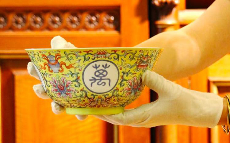 The man was selling an unnecessary cup, but it made him rich. People found out who drank from it and gave him their money. - Story, Money, Bowl, Flower pot, Old things, Great Britain, Porcelain, Imperial porcelain, The photo, Longpost