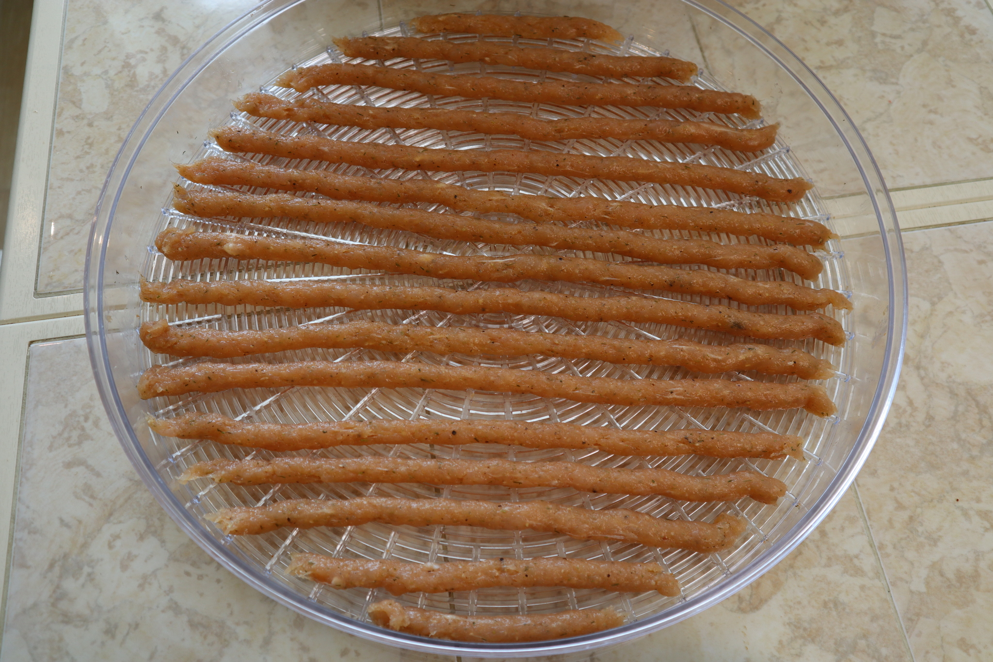 мясо в сушилке для овощей. куриные сушки. куриные сушки. вяленое мясо в сушилке. Jerky филе куриное.