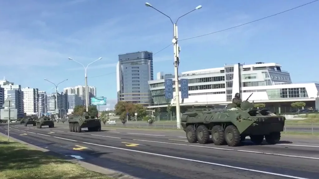 A column of armored personnel carriers proceeded to Lukashenko's residence in Minsk! - Republic of Belarus, Rally, Armored personnel carrier, Mat, Politics