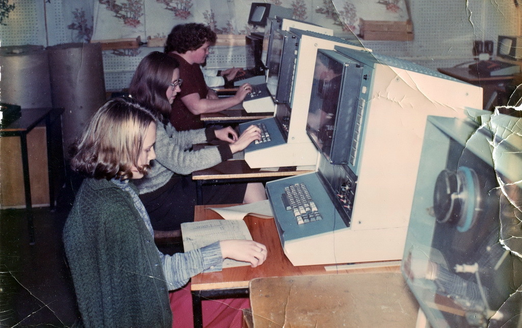 Reply to the post “In the 80s they believed that this is what system administrators should look like” - IT, IT humor, Sysadmin, Old photo, 80-е, The photo, Girls, Reply to post, Longpost