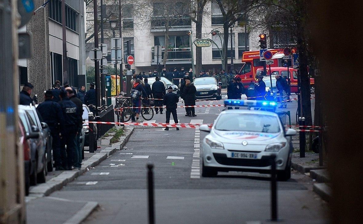 In Paris, four people were wounded with a machete outside the Charlie Hebdo editorial office after the republication of cartoons about Muhammad - Politics, Paris, Religion, Negative, Violence, France, Video, Longpost