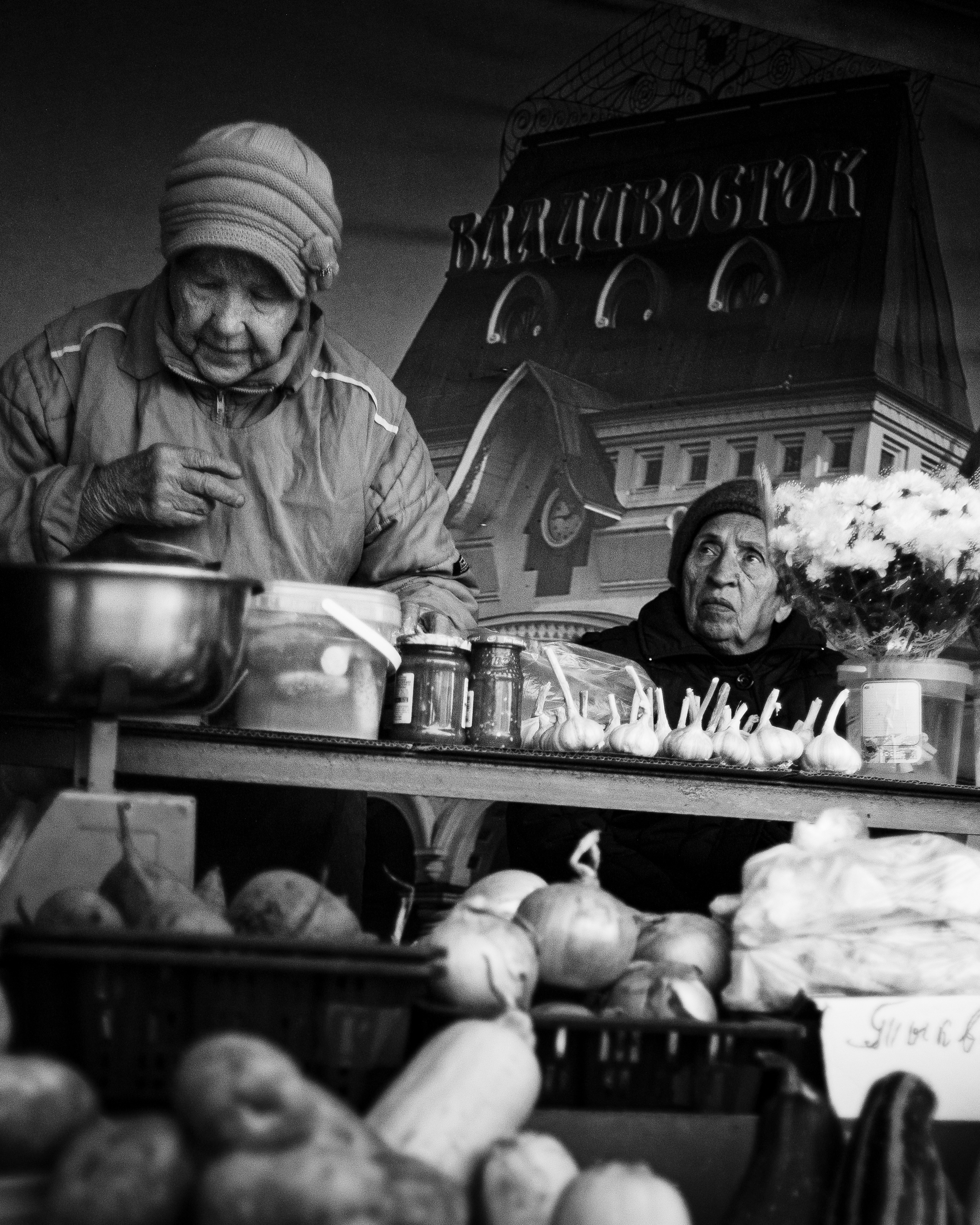 Selling garlic in Vladivostok - My, Canon 5D, Vladivostok, Black and white photo, The photo, Garlic