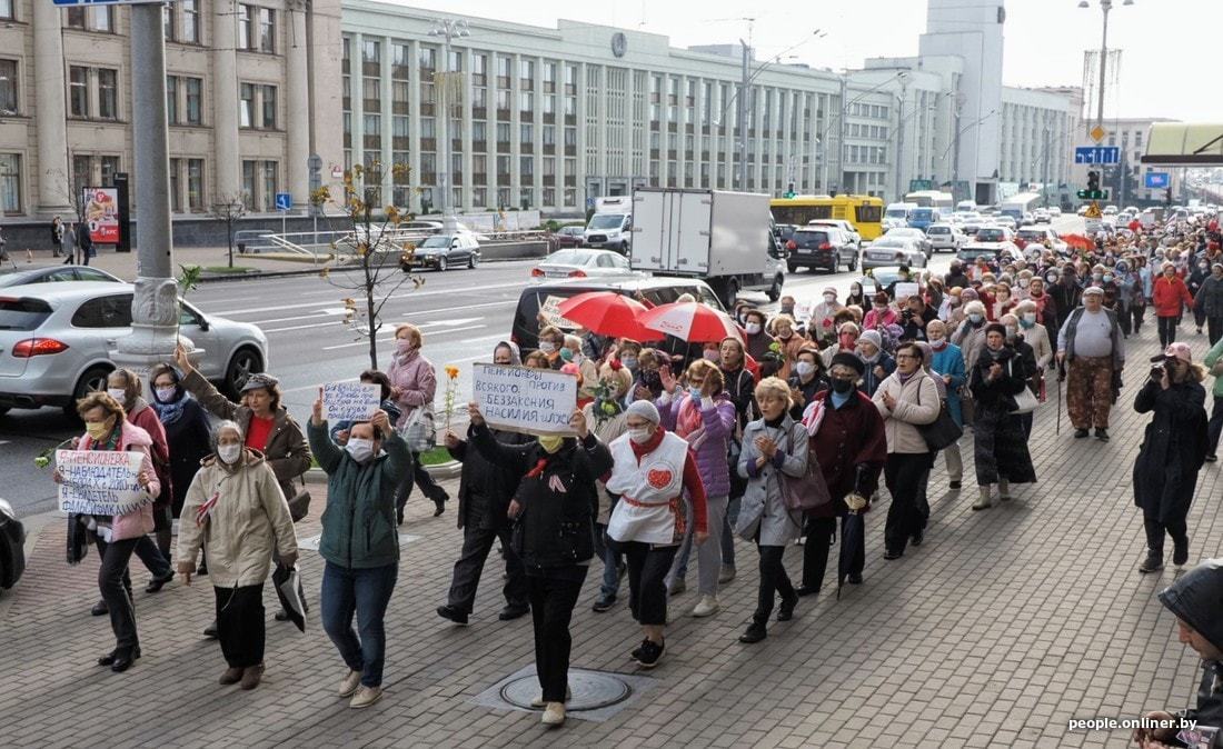 Пенсионеры собрались на площади Независимости, чтобы помитинговать — и получилось. Дошли до площади Якуба Коласа! - Политика, Республика Беларусь, Протесты в Беларуси, Митинг, Пожилые, Длиннопост, Пенсионеры