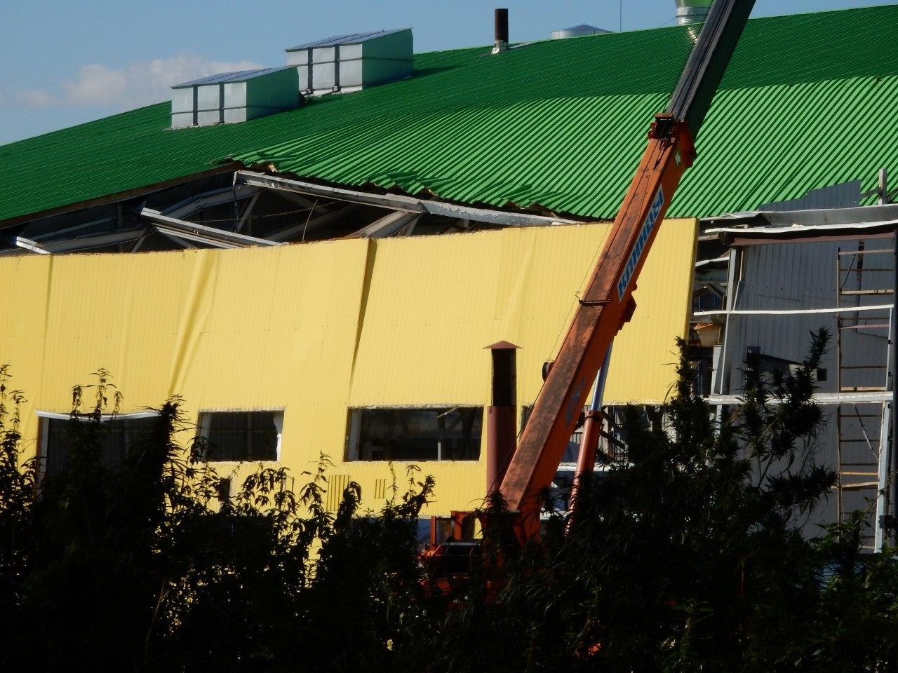 The roof of the 1.3 billion factory collapsed when the boss ordered huge icicles to be knocked down to the ground - everything was supported on them - Corruption, Building, Tore off the roof