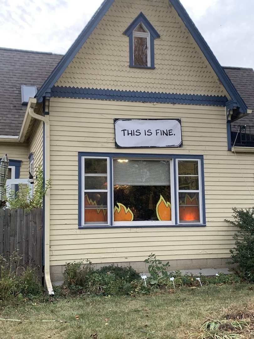 A man from the United States decorated his house for Halloween with the “Everything is fine” meme. Perfect choice for 2020 - Humor, Halloween, House, Memes, Longpost