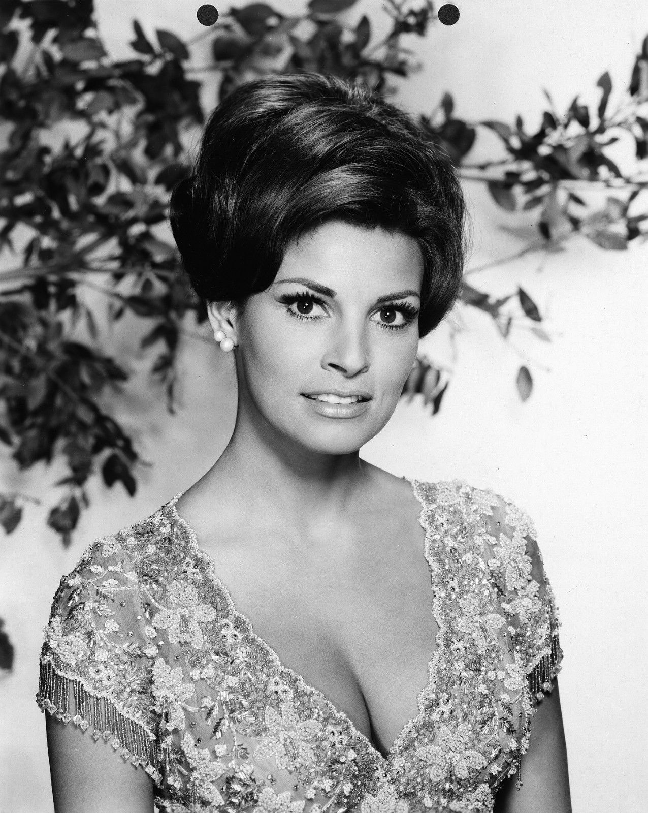 Актриса Ракель Уэлч — Actress Raquel Welch - Актеры и актрисы, Ретро, Красавица, Фильмы, Черно-белое фото, Купальник, Девушки, Длиннопост