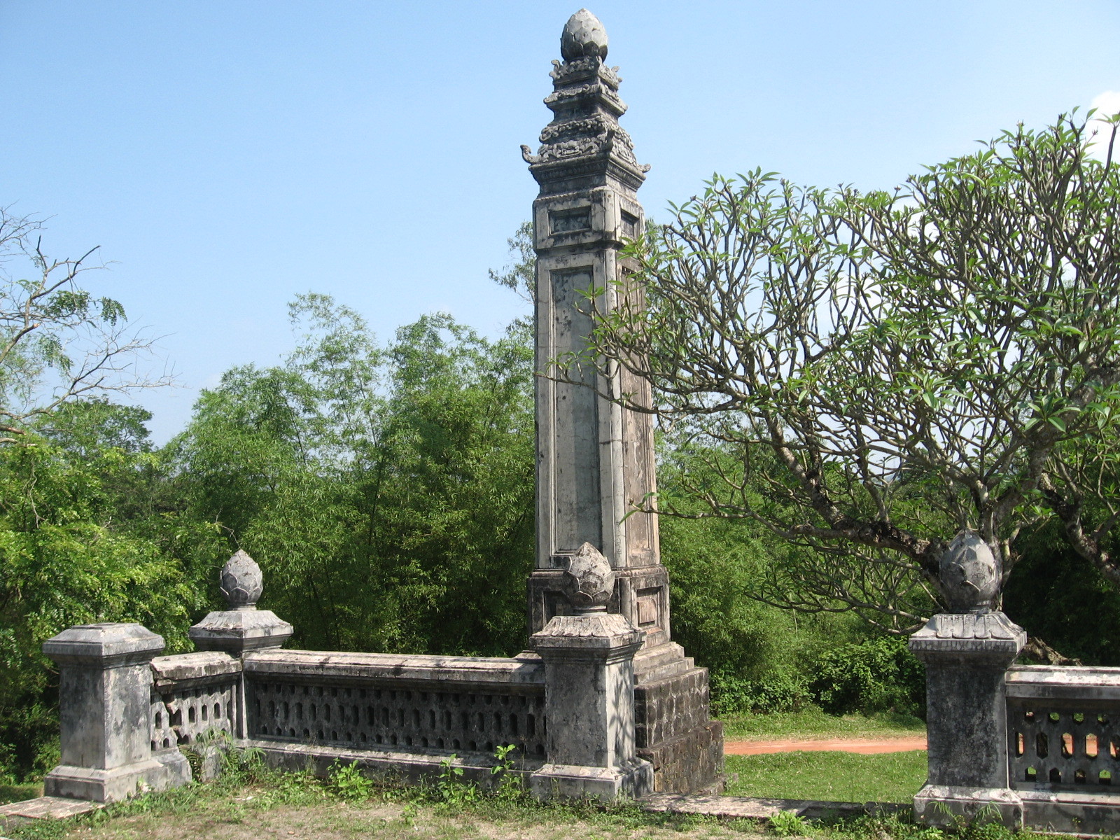 A river shrouded in the scent of incense and ancient tombs. Hue. Vietnam - My, Hue, Vietnam, Travels, Asia, Longpost