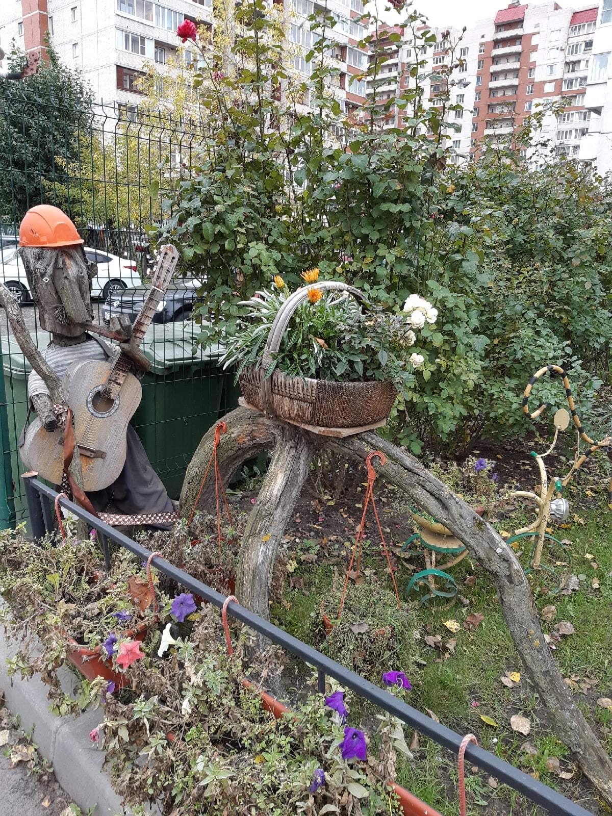 Just figures in front of a parking lot - My, The photo, Saint Petersburg, Garden figures, Figurines, Folk art, Longpost