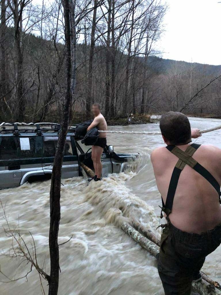 Старая TOYOTA LAND CRUISER PRADO едет под водой подобно субмарине | Пикабу