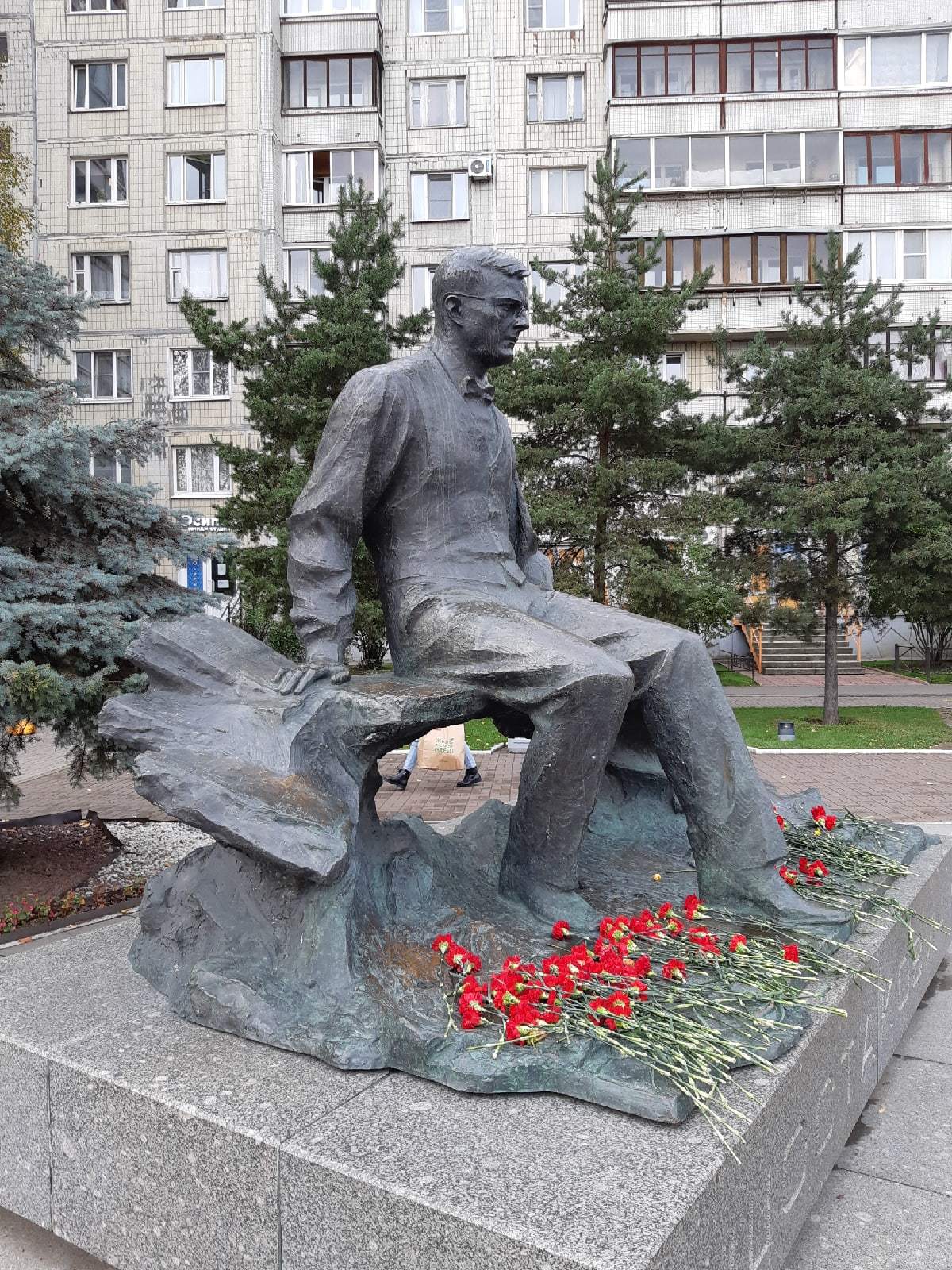 Памятник и скульптуры у ТРК Гранд Каньон. Санкт-Петербург | Пикабу