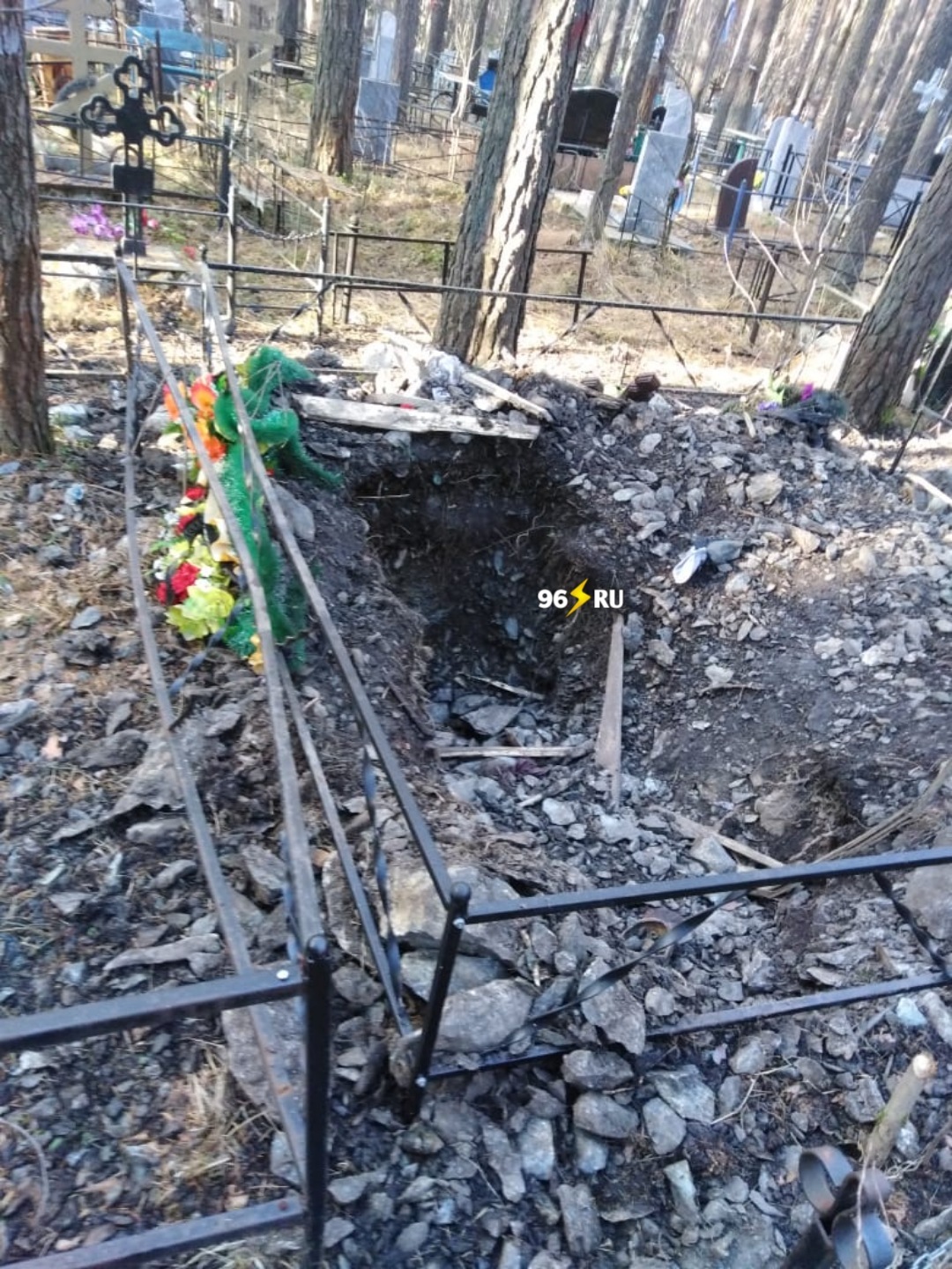 In Nizhny Tagil, a bear dug up a fresh grave and ate the corpse of a man - Cemetery, The Bears, Negative, Longpost