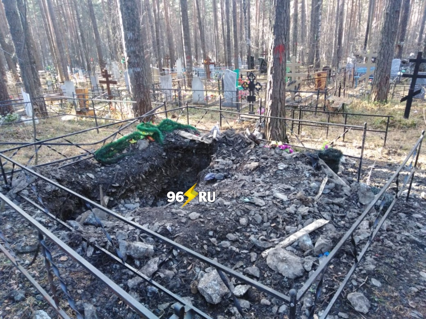 In Nizhny Tagil, a bear dug up a fresh grave and ate the corpse of a man - Cemetery, The Bears, Negative, Longpost