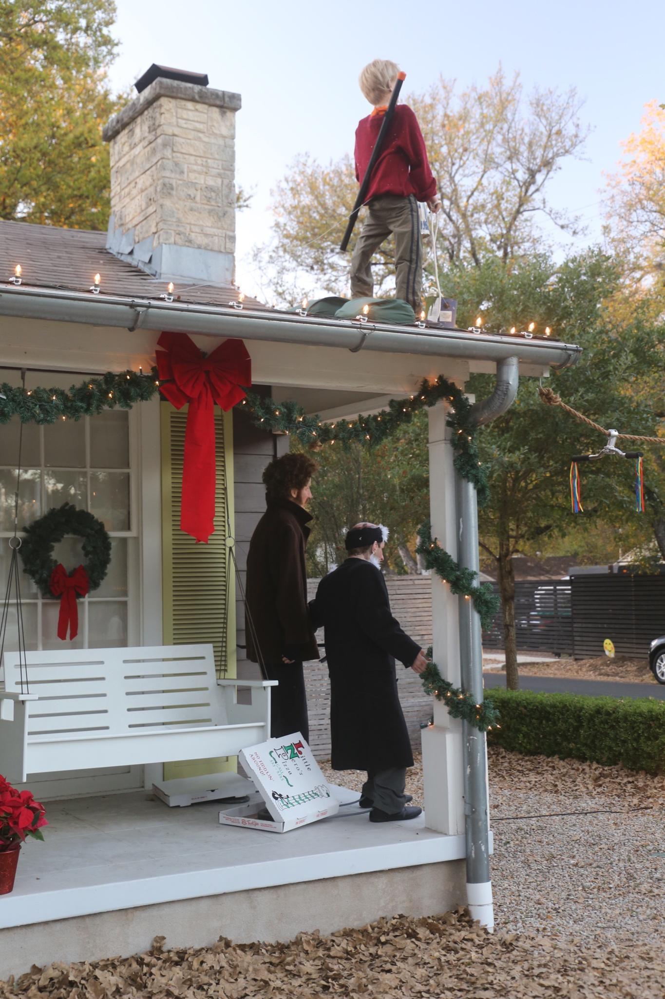 On the occasion of the 30th anniversary of the film “Home Alone”, and at the same time for the upcoming Christmas, a married couple decided to decorate their cottage in honor of the film - The photo, USA, House, Decoration, Movies, Home Alone (Movie), Christmas, Reddit, Longpost