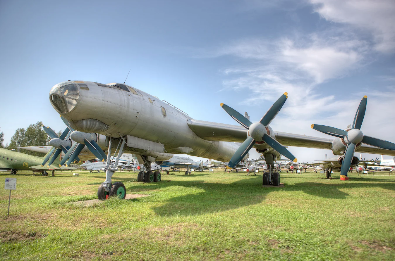 Why did the Tu-114 plane need a 4th “landing gear” that doesn’t even reach the ground??? - My, Airplane, the USSR, Made in USSR, Aviation, Story, Longpost