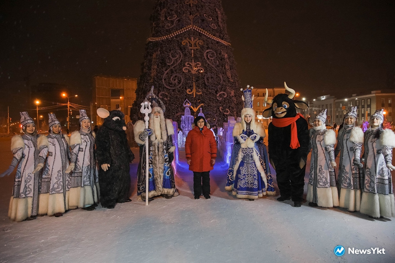 Зима начинается с Якутии. Сегодня зажгли новогоднюю елку в Якутске | Пикабу