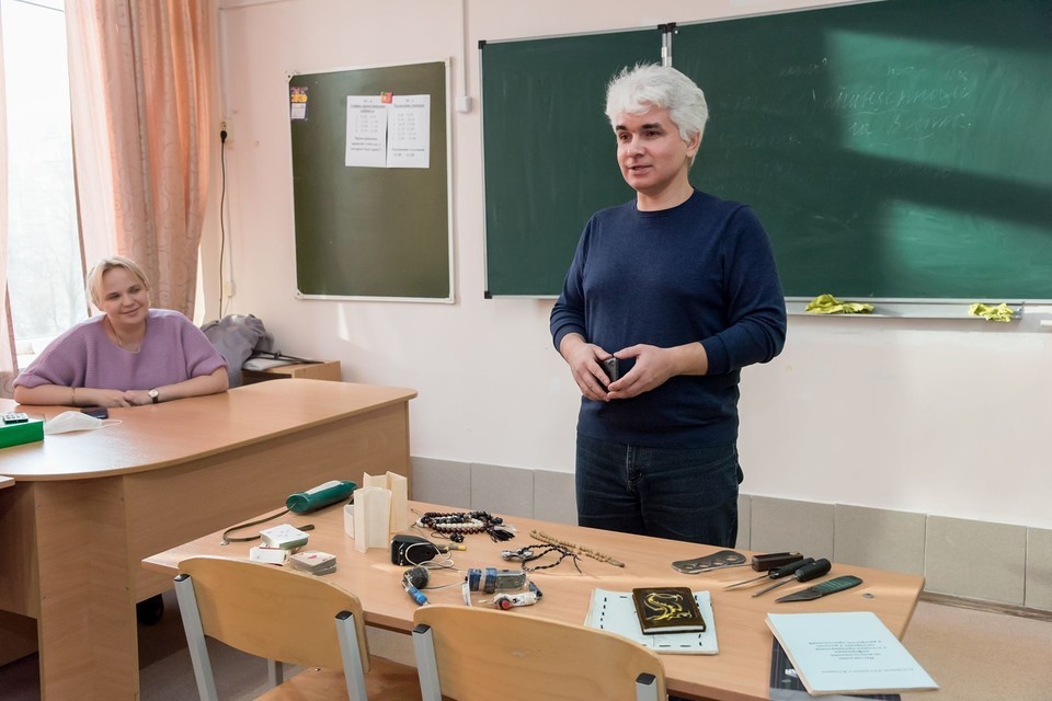 “Uncle tells how to convey the little one”: a lecture about “AUE” was held in an elite Chelyabinsk gymnasium - AUE, Chelyabinsk, Longpost, Negative