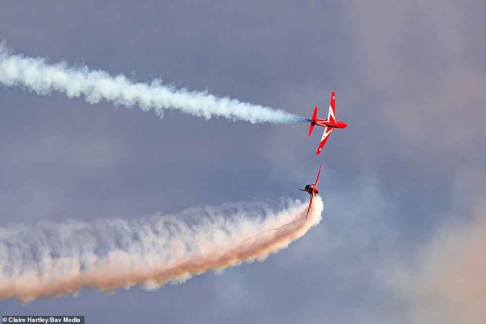 British Red Arrows show off to locals - Airplane, Red Arrows, Airshow, Longpost