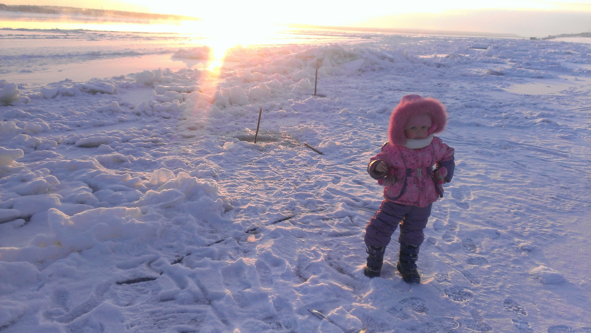 The blazing cold sun of Yakutia, the first pokes at the burbot... - My, Lena river, Olekminsk, Burbot, Sunset, Longpost, Fishing, Winter fishing