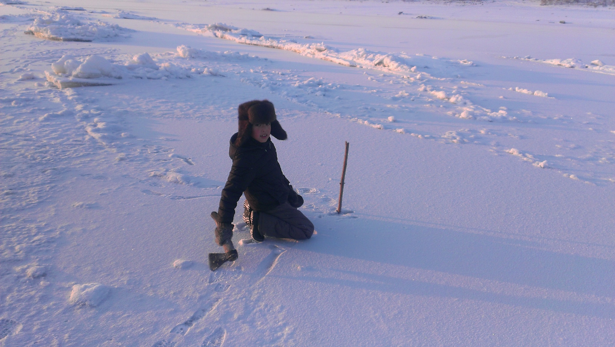 The blazing cold sun of Yakutia, the first pokes at the burbot... - My, Lena river, Olekminsk, Burbot, Sunset, Longpost, Fishing, Winter fishing