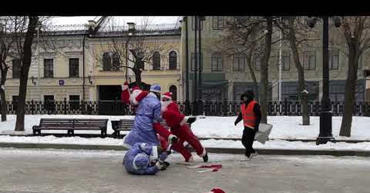 Бой на новый год. Новогодние драки. Драка дедов Морозов в центре.