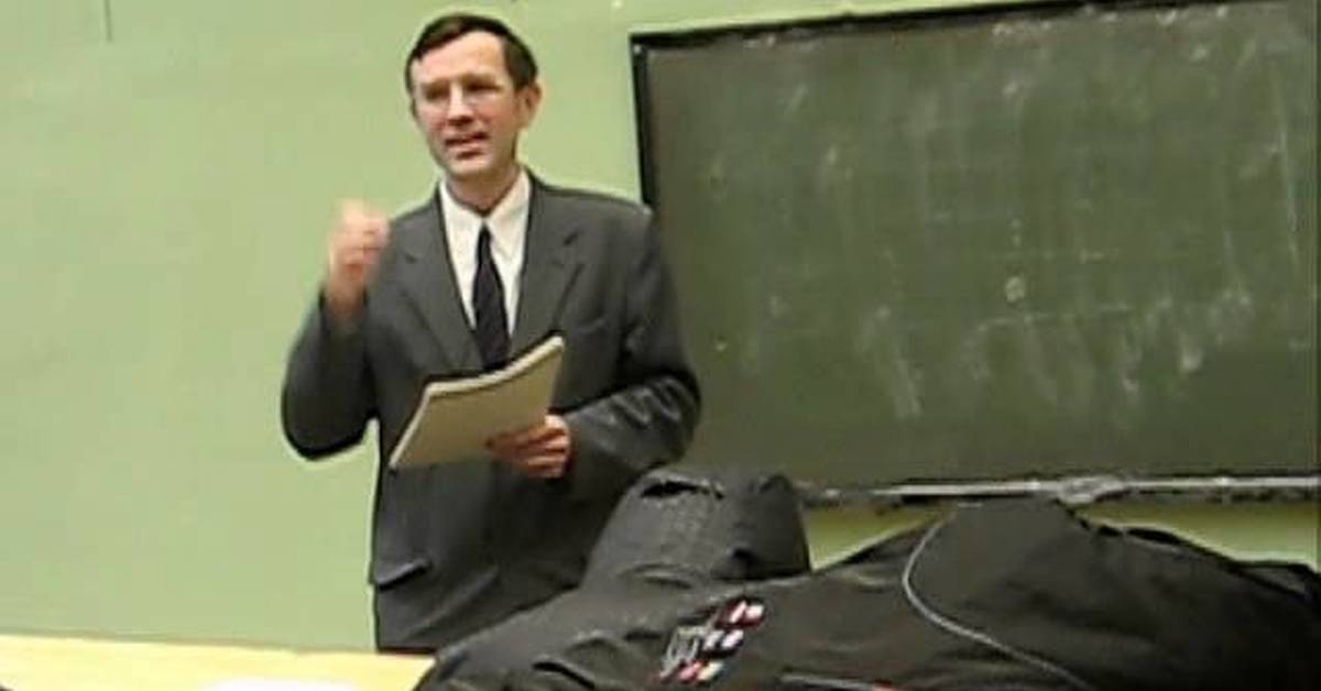 Студент и преподаватель на экзамене. Уставший учитель. Препод и ученик. Препод развел. Старый препод.