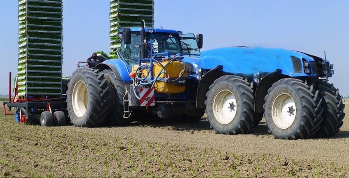 Показать больше трактора. Трактор Нью Холланд т9030. New Holland t8000. Трактор Биг БАД. Нью Холланд с большими колесами.