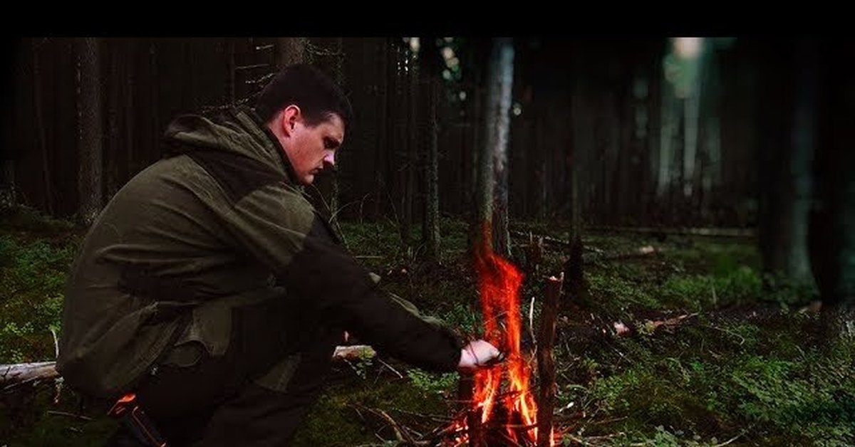 Сынок разжег костер и подкинь. Костер в лесу. Человек разжигает костер. Разжигание костра в лесу. Парень разжигает костер.