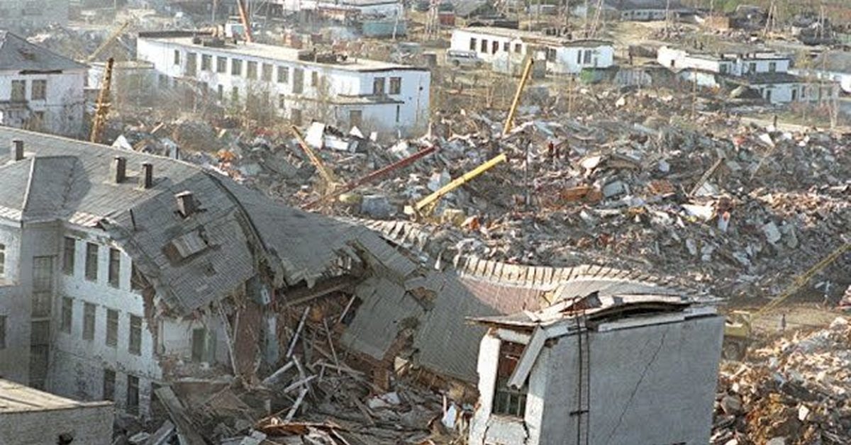 Шон нельсон угнал танк. 17 мая 1995. Шон тимоти нельсон. Землетрясение в кобе в японии 16 января 1995 года. Нефтегорск город призрак.