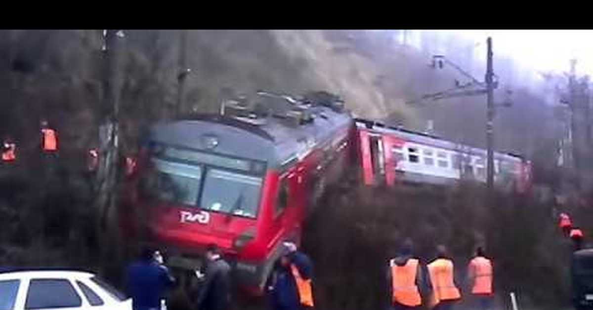 Видео дтп с ласточкой. ЖД авария в Краснодарском крае. Сход электрички в Туапсе. Авария электричка Ласточка. Крушение электрички Туапсе.