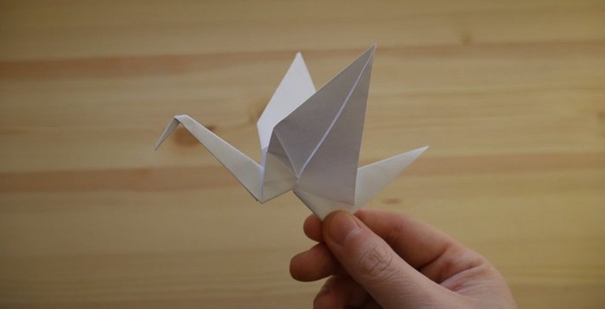 Бумажный журавлик оригами пошаговая. Оригами Журавлик. Журавль из бумаги. Журавль оригами. Бумажный журавль из бумаги.