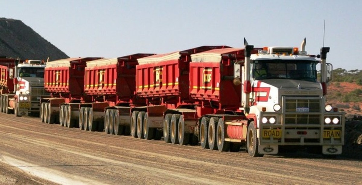Длинный грузовик. Грузовые автопоезда Австралии. Роуд трейн Австралии. Самый длинный автопоезд в Австралии. Грузовики в Австралии Дальнобой.