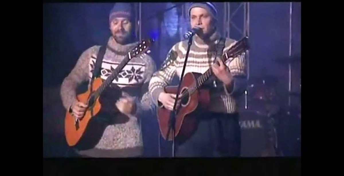 над костром пролетает снежинка как огромный. макаревич день выборов. несчастный случай снежинки макаревич. снежинка несчастный случай. дуэт двое против ветра снежинка макаревич.