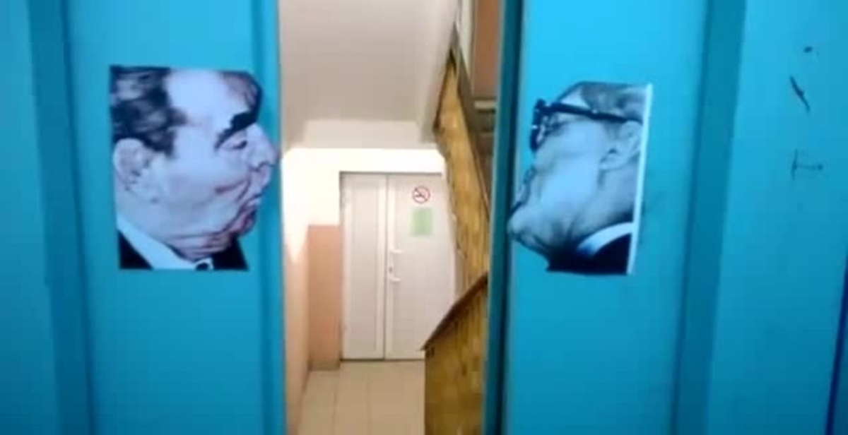 Дверь поцеловать. Лифт Брежнев. Целует дверь. Брежнев целуется лифт. Поцелуй Брежнева Мем.