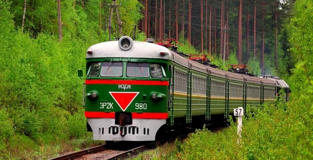 Зеленые железные дороги. Эр2к 1150 кабина. Эр2к 980 сгорел. Эр-2 2023. Зеленый поезд.
