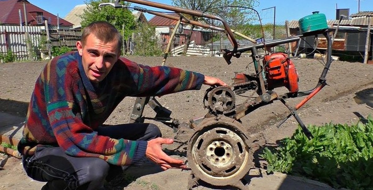 Мотоблоки сделать своими руками видео. Мотокультиватор из бензопилы. Мотоблок из бензопилы. Окучник из бензопилы. Культиватор из бензопилы.