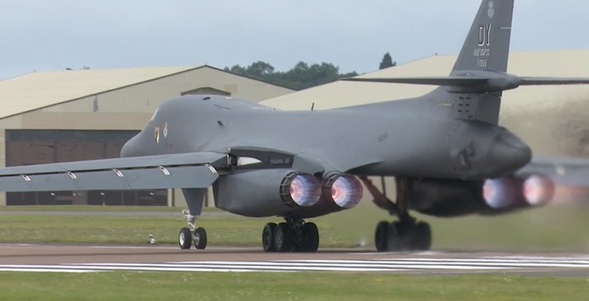 B1 b9. ВВС США B-1b Lancer. B-1 Lancer и ту-160. ВВС США B-1b Lancer и ту -160. Rockwell b-1 Lancer и ту 160.